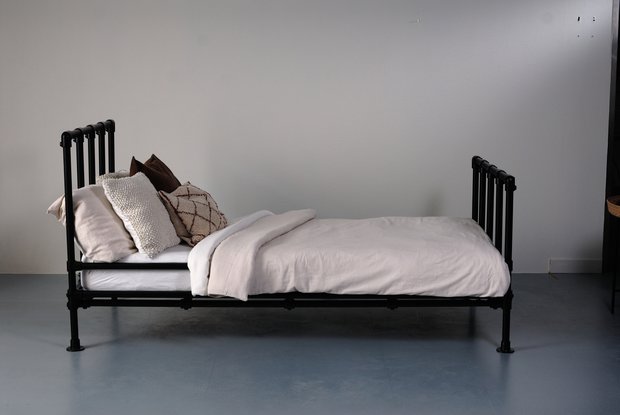 Eenpersoonsbed zwart