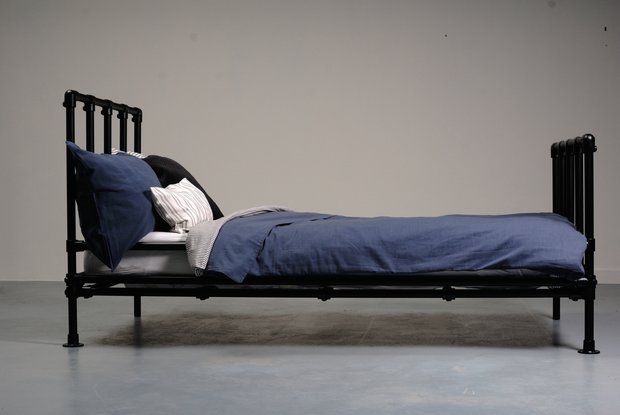 Eenpersoonsbed zwart